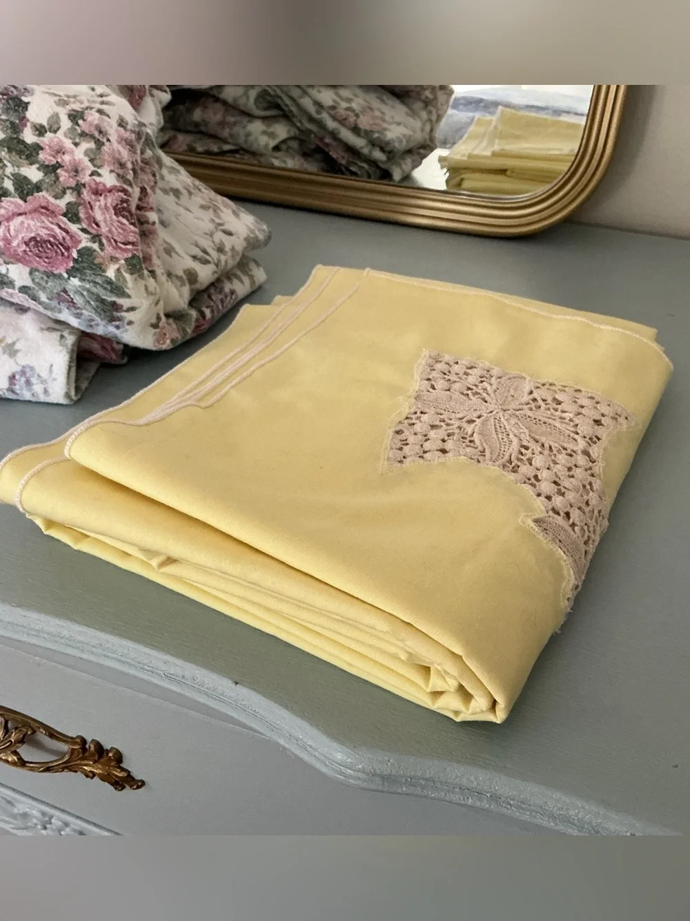🔹 Antique Hand tatted Lace Lemon-y Linen Tablecloth